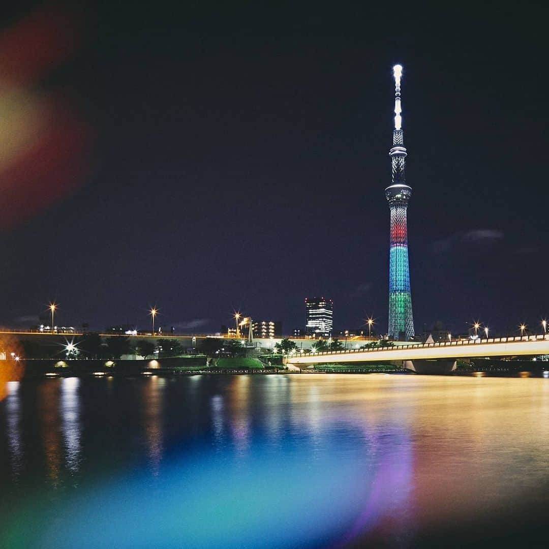 2020年東京オリンピックのインスタグラム：「The iconic Tokyo Skytree lights up to celebrate the #1YearToGo milestone to #Tokyo2020 Paralympic Games. ✨  #1YearToGo 🇯🇵 #WaitForTheGreats  📷 Photo by Tokyo 2020 / Uta MUKUO」