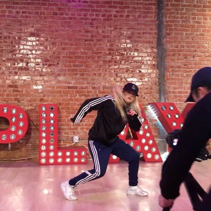 Nika Kljunのインスタグラム：「Throwing it back today 🧨 - dancing in @hefaleka & @randikemper ‘s class at @theplaygroundla ! #HipHopNika strikes again 😜👱🏻‍♀️💃🏼👟😎 . I was having a blaaaast in class, as you can see 😁. Go follow them both now 📲 , and thank me later 😉🔥 . You can always count on these two for high energy, clean, hip hop vibes with so much flavor 🔋💎🍝! Looking forward to taking their class again when everything calms down 😩💭🙇🏼‍♀️⏰. Miss you guys!❤️ . 🧠: @hefaleka x @randikemper  💃🏼: @nikakljun 🤗👱🏻‍♀️ 🎶 : @realcoleworld #DejaVu 📍: @theplaygroundla . #nikakljun #danceworld #danceclasses #dancevideos #playgroundla #randikemper #hefaleka #hiphop #dancing #hiphopchoreo #hiphopdancing #playgroundla #jcole #dejavu  #ilovewhatido #alwaysastudent #missingthesemoments」