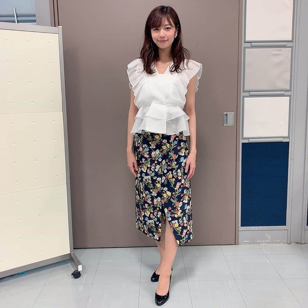 杉浦みずきのインスタグラム：「. 可愛かった昨日の衣装👗 なんか棒立ち…… ・ 2枚目は最近の元気の源、ナギサさんとぱしゃ笑 ・ ・ トップス スカート @poolstudioalivier」