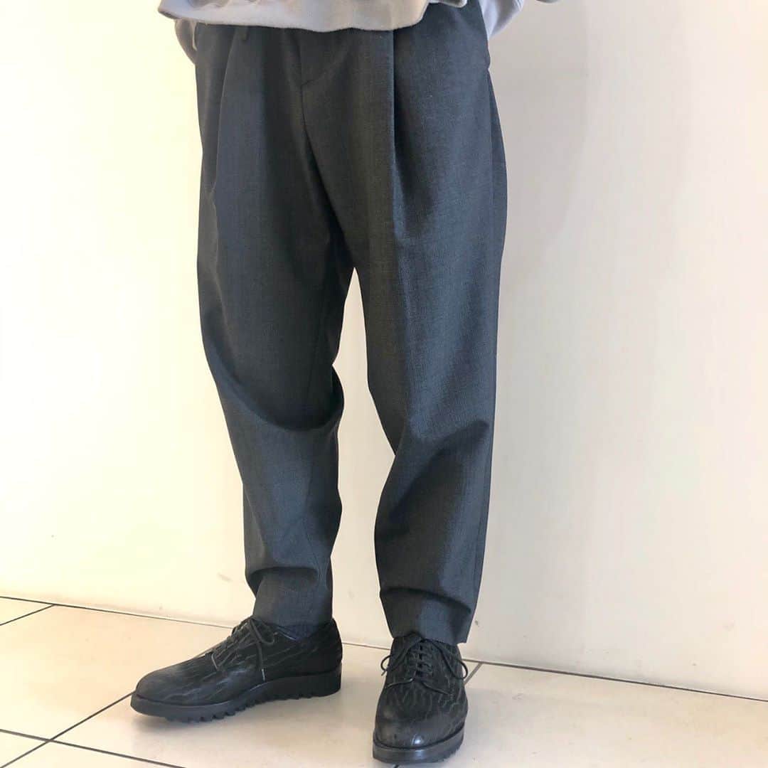 のインスタグラム：「【ATON】 AW20 collection styling…  "EASY TAPERED PANTS"  col : GREY CHECK size : 4、6 ¥36.000+TAX﻿  取り扱い店舗 ◾︎ROSSO ミント神戸店﻿ Tel : 078-230-4710﻿ ※こちらの商品は店舗通販も承ります。 ※上記店舗のみでのお取り扱いにつき、お問い合わせにつきましても上記の店舗までお願い致します。﻿ ﻿ ﻿ ﻿   #ROSSOMEN  #URBANRESEARCHROSSO #URBANRESEARCHROSSOMEN  #URBANRESEARCH #アーバンリサーチロッソ #aton #urbanresearchrosso_kobe」