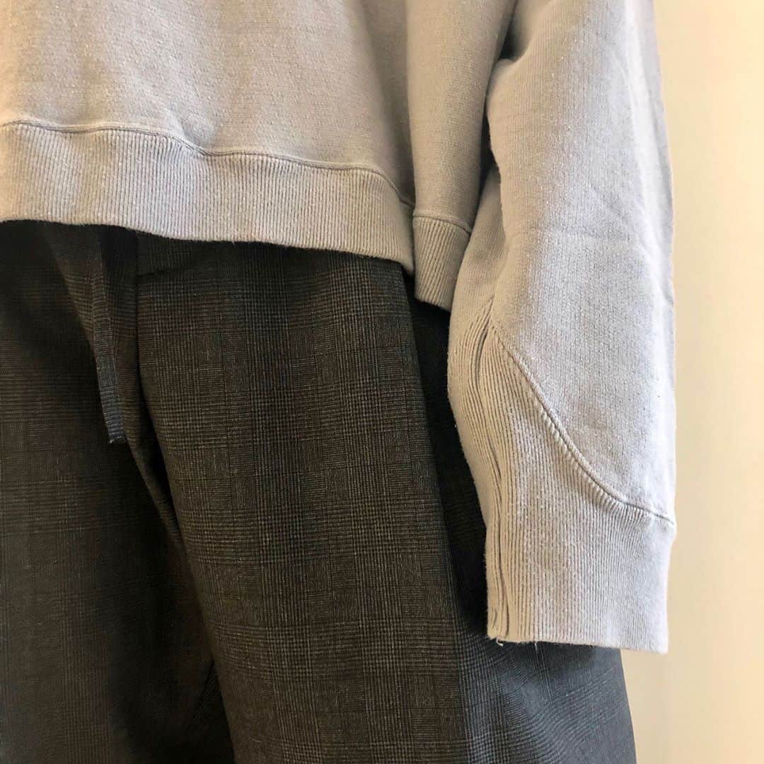 のインスタグラム：「【ATON】 AW20 collection styling…  "CREWNECK PULLOVER N/DYE"  col : BLUE GRY size : 2、4 ¥34.000+TAX﻿  取り扱い店舗 ◾︎ROSSO ミント神戸店﻿ Tel : 078-230-4710﻿ ※こちらの商品は店舗通販も承ります。 ※上記店舗のみでのお取り扱いにつき、お問い合わせにつきましても上記の店舗までお願い致します。﻿ ﻿ ﻿ ﻿   #ROSSOMEN  #URBANRESEARCHROSSO #URBANRESEARCHROSSOMEN  #URBANRESEARCH #アーバンリサーチロッソ #aton #urbanresearchrosso_kobe」