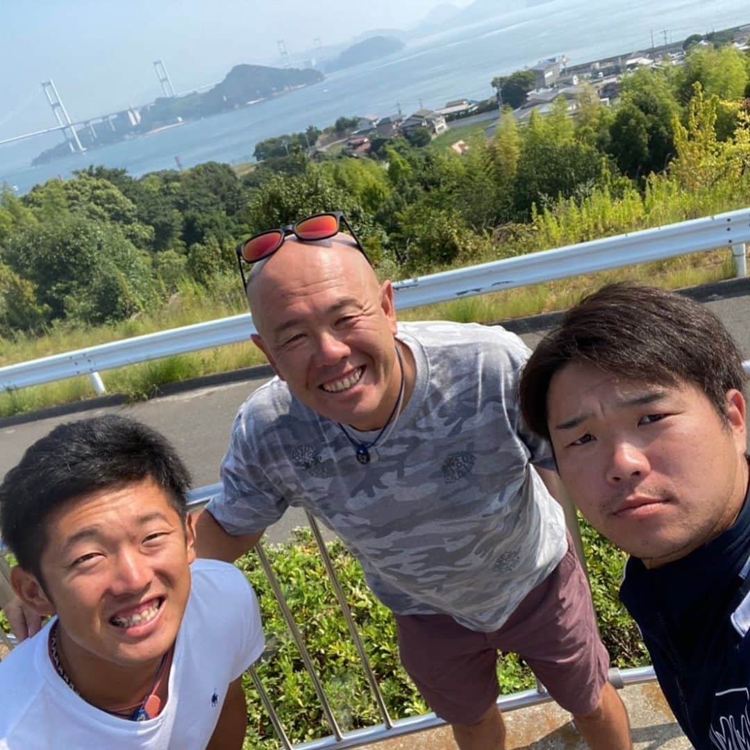 小田幸平のインスタグラム：「今日は休み。暇人選手とドライブへ❗️#愛媛マンダリンパイレーツ#中日ドラゴンズ#読売ジャイアンツ#はげch#しまなみ海道」