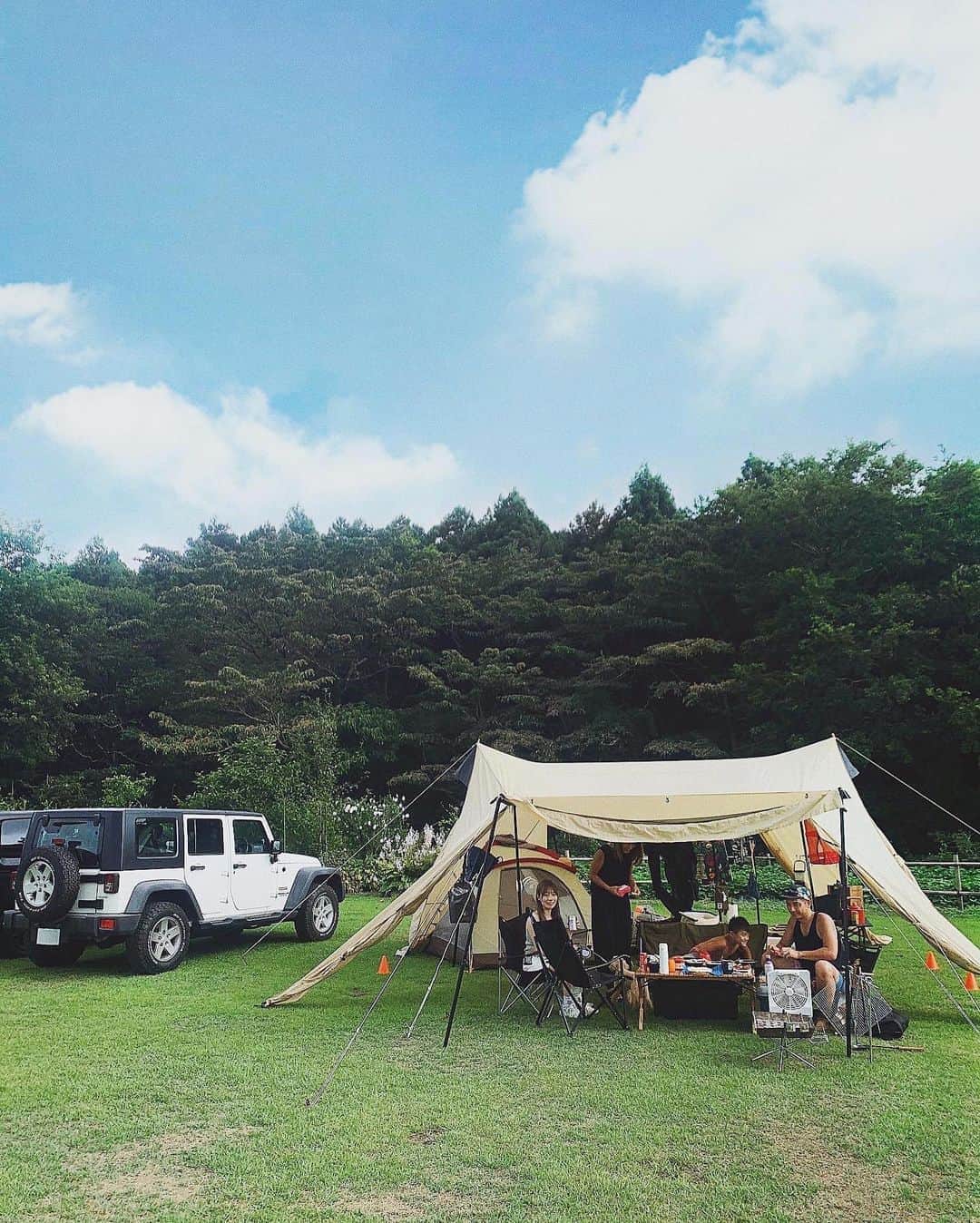 猪鼻ちひろのインスタグラム：「🏕💯 (再投稿sorry...😫) 大好きな高野さん一家とあいにゃんと 最高な休日を過ごしました。 かっこよすぎるキャンプグッズに興奮したり、 恒例の兄弟喧嘩もバッチリ見れて 昔一緒にした撮影の思い出話を話して、、、 お腹よじれるほど笑った😂  お家まで車で送ってくれたり、お茶を凍らせてきてくれたり、張り切ってキャンプグッズ買ってたり、充電を自分より友達優先にしてくれたり…。心優しいあいにゃん。  タコス食べるの初めてで「え？食べ物にライム入れるの？！アボカドも？！ちーちゃん包んで！」と目を丸くしてるあいにゃん。 本当に、相変わらず優し面白い可愛かった😂 "大切な愛車をちひろに運転させてあげる編"に続く…🙋🏻‍♀️ (載せるか分からないけど笑) #ちひろtripアウトドア #あいにゃん こと #山内あいな と #幸せすぎた！ #このタグ増やしたいよ #ちひろのごはん #馬肉 #タコス #唐揚げ #美味しすぎ #キャンプ #キャンプ道具 #キャンプ初心者」