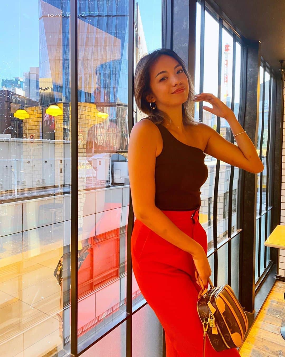 のインスタグラム：「今日のコーデ☺︎✌︎❤︎ . . 赤いパンツってお洒落で つい買っちゃいました❤︎ 店頭はすでに秋物ばかりで つい寄り道してしまう時期だわ😂 . . 今日も投稿みてくれてありがとうございます😍 . . #monika #monikalifestyle  #ootd #fashion #studious #japancode . . #モニカ　#モニカライフスタイル  #今日のファッション　#コーデ #赤パンツコーデ #お洒落さんと繋がりたい」