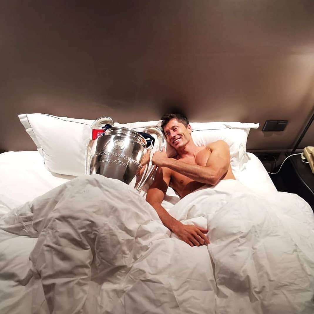 ロベルト・レヴァンドフスキさんのインスタグラム写真 - (ロベルト・レヴァンドフスキInstagram)「Woke up like this😂🏆 #aboutlastnight #uclfinal @fcbayern」8月24日 17時49分 - _rl9