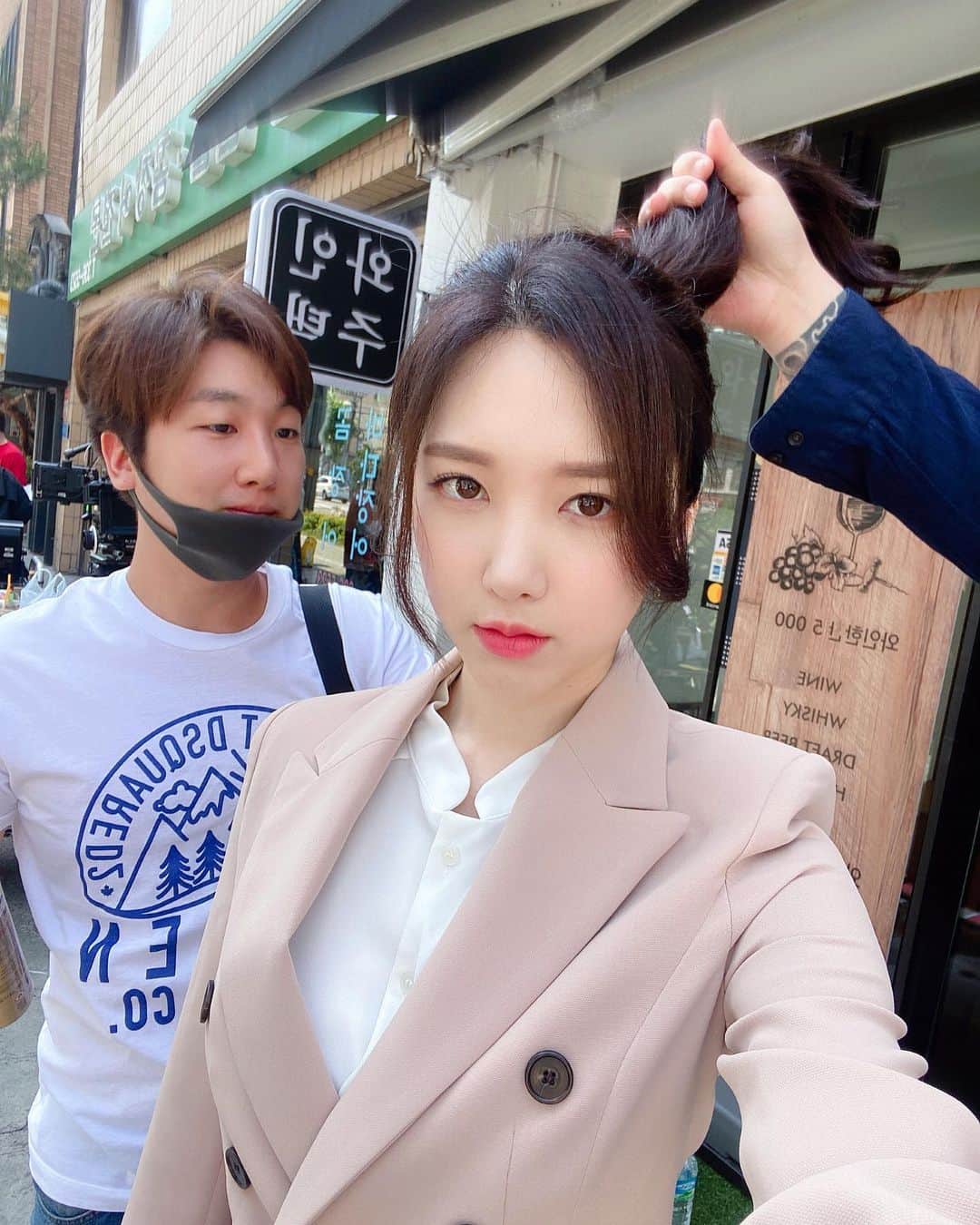 ソン・セビンのインスタグラム：「머리끄덩이 잡힘 🐰🐰 후.. 더위조심하세여 !!   #놓지마정신줄 #김비서 #jtbc드라마 #시트콤」