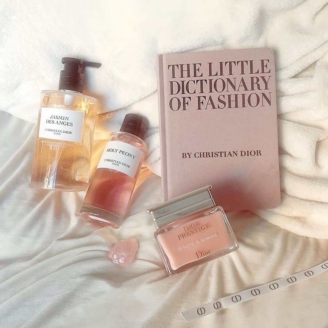 美月リカのインスタグラム：「🤍🤍🤍  #christiandiorbeauty」