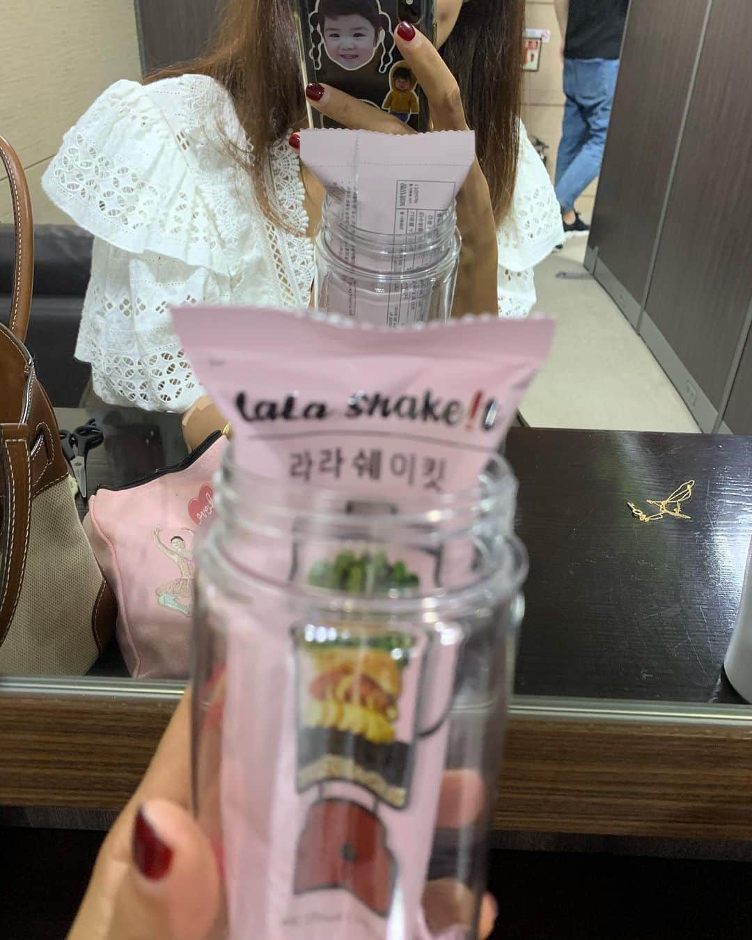 キム・ビヌさんのインスタグラム写真 - (キム・ビヌInstagram)「스케쥴 가는길에 너무 배가고파 저도 차에서 라라한잔 마셨습니당 🥛  라라쉐이킷은 매번 새로운 역사를 쓰는 기분으로 주문을 많이 해 주시네요 🙇🏻‍♀️🙇🏻‍♀️ 현재 1300박스 정도 주문해주셨어유 🙏🏻🙏🏻  오리지널이 엄청 빨리 나가고 있어서 수량이 조금 부족할것도 같아서 급히 수량 더 열어달라고 요청 해 놓은 상태 입니당 🙇🏻‍♀️🙇🏻‍♀️ 비건또한 엄청 많이 주문해 주시니 기호에 따라 선택하시면 될것 같아요 🙏🏻  다음공구예정일 궁금해 하시는 분들 많은데  다음공구는 5-6주 후쯤 재 공구 합니다   저녁 적당히 맛나게 드시고 🙏🏻🙏🏻 라라 받아보시면 #저녁식사대용 으로  다이어트 화이팅 💪🏻💪🏻 하시길 바랍니다   #다이어터  #유지어터  #라라쉐이킷  #천연단백질쉐이크」8月24日 17時53分 - binwoos