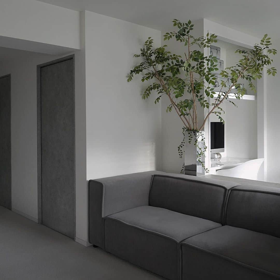 Tuuliのインスタグラム：「#マイホーム #少ないもので暮らす  #シンプルインテリア #モノトーンインテリア #シンプルライフ  #シンプルな暮らし　#マンションインテリア　#持たない暮らし　#ミニマルライフ　#リビング #すっきり暮らす  #収納　#リビング　#interior #myhome #homedecoration #monotone #simple #modern #minimal #apartment #organize #livingroom」