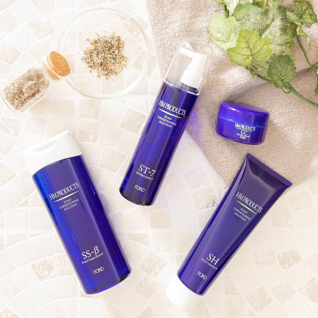 フォードヘア化粧品のインスタグラム：「天然由来の植物エキスを配合💚 ・ 頭皮をスッキリとクリアにし、保湿して髪と頭皮を健やかな状態へと導きます💚 ・ ・ ・ #フォードヘア化粧品はミアンビューティーへ #MIANBEAUTY#ミアンビューティー#やさしくわたしらしく#三口産業#スキャルプクリアソープβ#システムトニック7#スキャルプヘアパック#グロスクリーム#美容室専売品#サロン専売品#ヘアケア#保湿ケア#乾燥肌対策#保湿#ツヤ髪#美髪ケア#美髪#頭皮ケア#スキャルプケア#丁寧な暮らし#ヘアケアアイテム#美容好き#オトナ女子#女子力アップ#美意識向上#セルフケア#大人カワイイ#おうち美容#透明感」