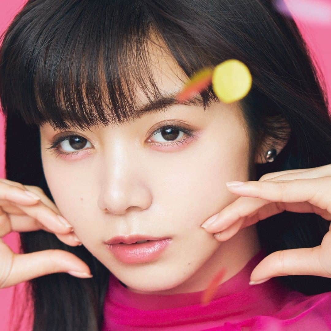 マキアージュのインスタグラム：「・⠀ #運命のブラウン アイシャドウ ⠀ マキアージュ #ドラマティックスタイリングアイズ から⠀ 限定「デコカラーパレット」が登場。⠀ ⠀ 目もとを彩るカラーバリエーションは3種類。⠀ スイーツをデコレーションするアイシングのように、差し色を楽しんで。⠀ ⠀ BE302 クランベリーカップケーキ⠀ カップケーキのようなナチュラルベージュに⠀ スイートなクランベリーソースをデコレーションしたカラー ⠀ ⠀ BR601 ブルーベリードーナツ⠀ ドーナツのような落ち着いたブラウンに⠀ ブルーベリーソースをデコレーションしてミステリアスさを加えたカラー ⠀ ⠀ BR703 パンプキンチョコスモア⠀ チョコスモアのように じっくりベイクドしたブラウンに⠀ パンプキンのようなレトロなイエローをデコレーションしたカラー ⠀ ⠀ あなたがトライしたいのはどのカラー?⠀ 気になるLOOKをシェアしてね」