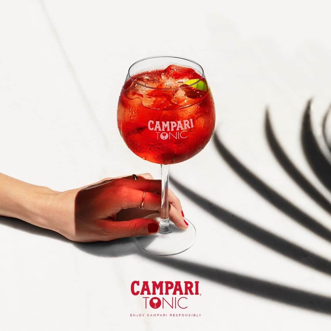 Campari Japanさんのインスタグラム写真 - (Campari JapanInstagram)「#カンパリトニック は、カンパリの予想外の発見を味わえるカクテルの一つ。⁠ ⁠」8月24日 18時01分 - camparijapan