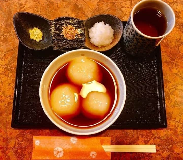 LeTRONC ルトロンのインスタグラム：「【 月光 /東京・鶯谷 】 . 杵と臼でついたお餅が食せる場所として人気の お餅と日本茶の専門店『月光』。 . 米本来の甘味とうま味がぎゅっと詰まったお餅を じっくり味わいたい方にぴったりのお店です。 . 特有の甘味・うま味を持つ「あかりもち」というもち米に 400回以上手つきを行うことで、 滑らかなのどごしを生み出しているのだそう。 . ぜひ訪れてみてください😊 . 📍東京都台東区根岸３丁目７−１８ . 📷写真・情報提供：@kuromitsushibuko  さん 素敵な投稿をありがとうございます✨ . \ 一緒にルトロンinstagramを盛り上げませんか？🙋‍♀️ / #ルトロン で素敵なおでかけ体験をシェアしてくれる方を大募集しています♪投稿内容は、instagramで紹介させていただきます☺️ . #letronc #カフェ #カフェスタグラム #カフェ部 #大人カフェ #おしゃれカフェ #おしゃカフェ #カフェめぐり #カフェ巡り #カフェ好き #カフェスタグラム #スイーツ #スイーツ部 #スイーツ好き #スイーツ巡り #和菓子 #インスタ映えスイーツ #スイーツ女子 #cafe #instacafe #cafestagram #カフェ好きな人と繋がりたい #スイーツ好きな人と繋がりたい #和菓子好きな人と繋がりたい #和菓子好き」