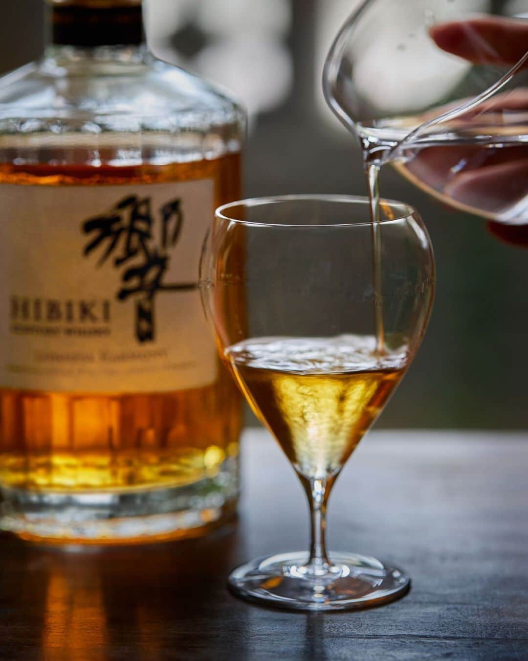 響 | SUNTORY WHISKY HIBIKIさんのインスタグラム写真 - (響 | SUNTORY WHISKY HIBIKIInstagram)「. HIBIKI TIME　～二十四節気・処暑～  グラスの中で水と融けあい、揺らぐ琥珀、解ける香り。 As it blends with water, the amber whisky sways in a glass and offers a rich aroma.  #hibiki #響 #二十四節気 #24seasons #処暑 #shosho #earlyautumn #glass #whiskyandwater #twiceup #トワイスアップ」8月24日 18時04分 - suntorywhisky_hibiki