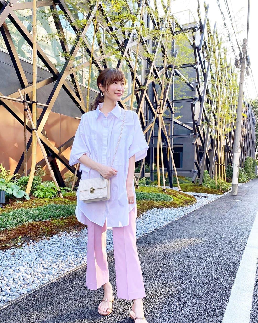 小林真由のインスタグラム：「マスクをしてると口紅を忘れがちでいざと言う時にショックを受ける。(いざ！という名の写真の時📸💭)﻿ ﻿ ﻿ この後公園で泥んこになったパンツ🐻﻿ 年中シャツが好きです🤍﻿ tops: #unik ﻿ pants: #unitedarrows﻿ shoes: #tsurubymarikooikawa﻿ bag: #metrocity﻿ ﻿ #ユニック #ユナイテッドアローズ #ツルバイマリコオイカワ #メトロシティ #夏 #女の子ママ #ママライフ #1歳 #女の子ベビー #ベビー #ファッション #コーデ」