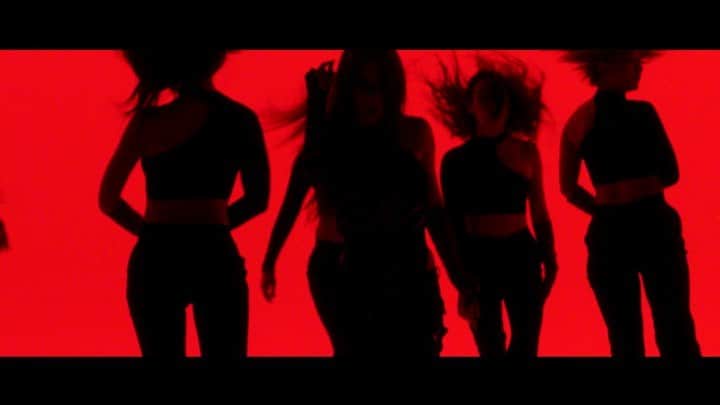 チョン・ジユンのインスタグラム：「말많음 주의🔥 ‘Bad’ out now, enjoy!   이 노래가 나오기까지 약 2년이라는 오랜시간이 걸렸는데, 제가 만족할만한 노래가 나올때까지 앨범을 안낼 생각으로 작업했어요. 그래서 엄청 여러곡을 만들었고, 같이 작업하느라 밤낮없이 고생한 몬스터오빠 @monster_no.9 항상 고맙고, 이 노래에 어울릴만한 춤을 만들어줄 댄서분을 섭외하고 싶어서,엄청 찾고 찾아서,  인스타 다이렉트 메세지로 먼저 연락했는데 노래 듣더니 너무 좋아해서 재밌고 멋있는 안무 만들었고, 한참어린 동생이지만 재능만큼은 언니인 우리 다영이와  @kayda.y 멋진 댄서 친구들 진짜 고맙구 비주얼 멋있게 꾸며준 언제나 사랑스런 나의 언니들 @jinyi_seo , @moon_jy_ , @youzu.lee 이번 뮤직비디오 많은 회의로 지쳐있을 이건승 감독님 @rjstmd_ 넘 고마워요!  이외에도 벌스 파트 멋지게 소화해준 김뮤지엄님, 회사식구 분들도 뒤에서 묵묵히 정말 고마워요! 🤍 . 지금 코로나가 다시 심각해져서 모든 분들이 많이 힘드실 텐데, 우리 함께 노력해서 하루 빨리 극복할 수 있기를 , 저의 노래가 조금이라도 위로가 되었으면 합니다! 🥺  director / Gun Seung Lee (@rjstmd_) assistant director / Sewon Hwang (@nows4211), Ha Min Park, Eun Kyung Kim - director of photography / Maeng_pop(@maeng_pop) focus puller / Yongjae Kim assistant camera / Shin Hyun Kang, Junha Choi driver / Soo Gook Kim jimmy jib / Story Pictures - gaffer / Sung Jun Park (@dope_light_) bestboy / Hong Seok Yang 2nd / Choong Min Lee 3rd / Jin Young Kim - art director / The Mood (@eppy.appetizer) art team / Ezi - Choreography /(@kayda.y) _  hair artist / Jinyi Seo of RUE710 (@jinyi_seo) make-up artist / Ju Young Moon of RUE710 (@moon_jy_) stylist / Youzu Lee of USED (@youzu.lee) stylist Assistant / Da Yeon Shin of USED - special effect / Effect Storm」