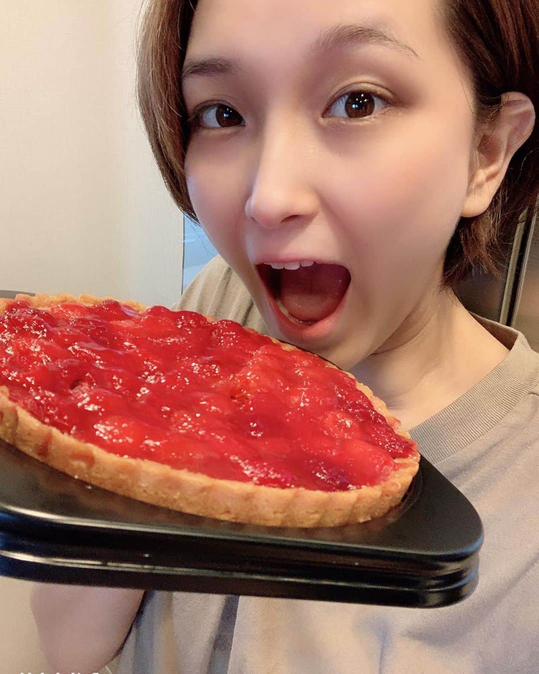 ぱにゃえのインスタグラム：「キララさんからケーキ届いた🎂 ペロリと食べれる自信あり😋💪 #ありがたや🙏  #タルトオフランボワーズ」