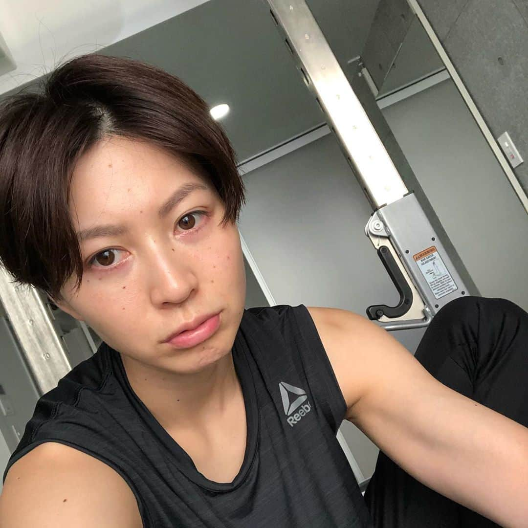 滝沢ななえさんのインスタグラム写真 - (滝沢ななえInstagram)「今日もお疲れ様でした。 朝ちょっとだけ仕事して トレーニングもして 引っ越しに向けて買い物もして 久しぶりにウクレレも練習する時間作れた！ ・ ウクレレは上手に弾けないくせに 歌いまくってるから ハニさんとぼたんは大迷惑だよね(笑) 騒音おじさん 雑音おばさん いつ卒業できるかな〜🤣 ・ さぁ、陽も落ちた事だし 今からぼーちゃんとお散歩💪 どこ行こっかな？」8月24日 18時18分 - nanaetakizawa