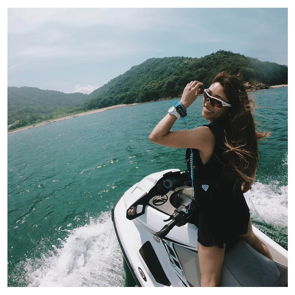 ARIKAのインスタグラム：「happy🌻summer . まだまだ猛暑が続くね🌞 海やプールに飛び込みたいっ🌊 海は来年まで我慢なのかな〜。゜(´∩ω∩｀)゜。 皆熱中症に気をつけて過ごしてね🙇‍♀️ . #夏 #海 #プール #遊び #ジェット #田舎 #瀬戸内海 #sea #pool #楽しい #休日 #おひとり様 #女性のひとり暮らし #写真好きな人と繋がりたい #お洒落さんと繋がりたい#summer #workout #makeup #hair #me #girl #swag #l4l #love #selfie #follow #bestoftheday #tokyo #ライバー」