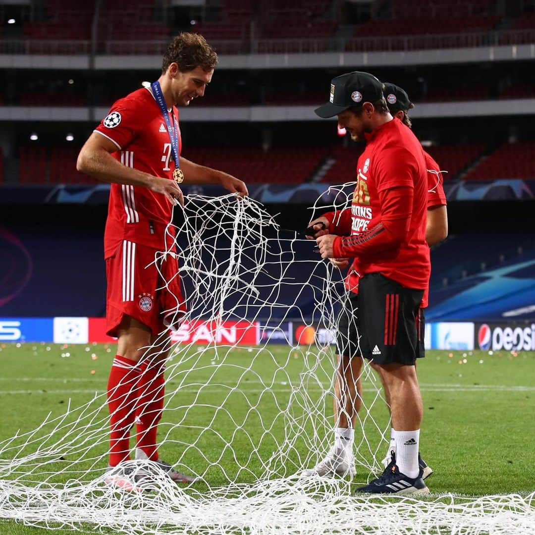 レオン・ゴレツカさんのインスタグラム写真 - (レオン・ゴレツカInstagram)「Don’t tell my parents or the UEFA. 😛🏆🕵🏻‍♀️🤫」8月24日 18時22分 - leon_goretzka