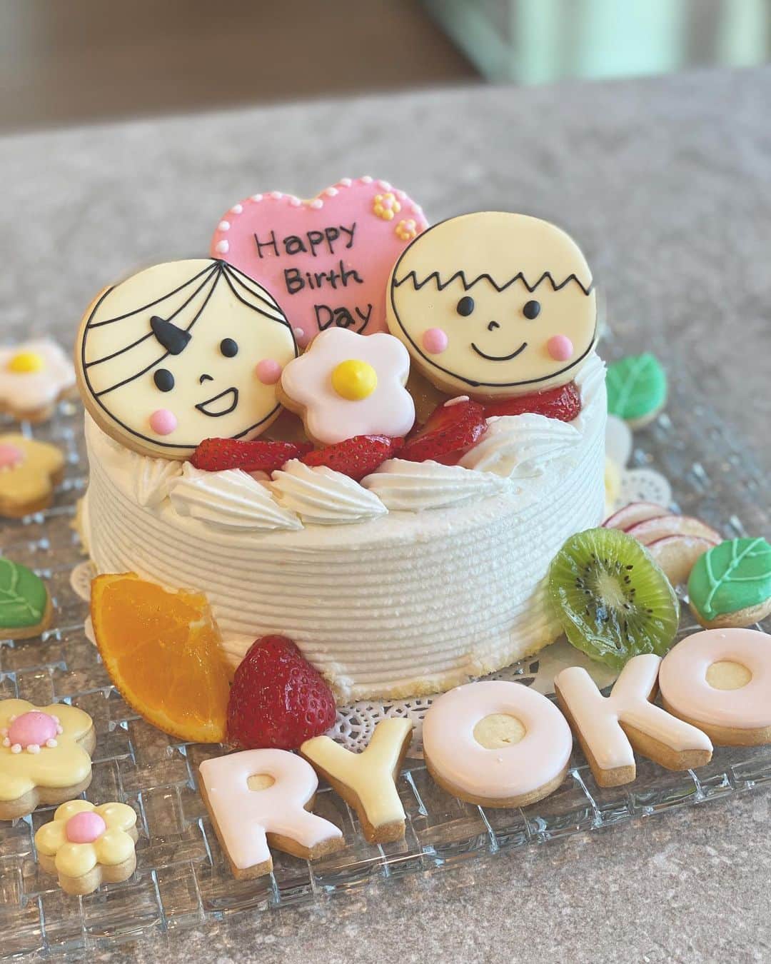 田中涼子のインスタグラム：「何度かオーダーしている﻿ #アイシングクッキー 🍪﻿ ﻿ 私の誕生日は私の宝物のモチーフで﻿ こんな可愛いケーキにしてくれました❤️﻿ ﻿ サプライズプレゼントもびっくり🎁!﻿  いつも優しいお母さんとお義母さんも来てくれて﻿ 家族みんなでお祝いしてくれました😭💕 ﻿ #アイシングクッキー﻿ #バースデーケーキ﻿ #誕生日ケーキ」