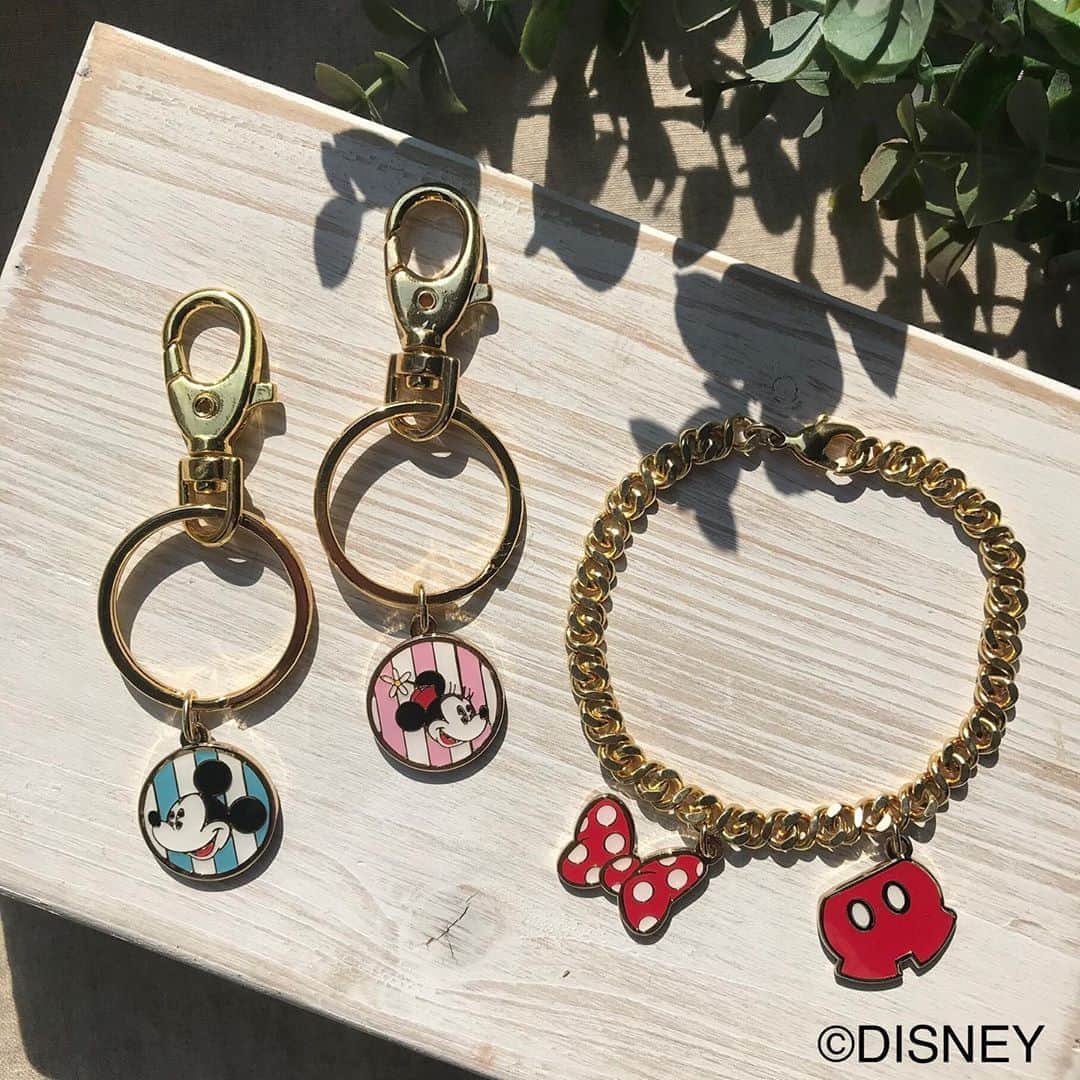 BOX CHARM Industryのインスタグラム：「BOX CHARM Industry原宿店オープン記念🎉🎉 ディズニーデザインのチャーム🏰🎠✨  ツイッターでは一足早くお伝えしましたが、昨日からオンラインストアで先行予約受付を開始しております！！  プルフィールのURLから是非ご覧ください😊 . . ※お一人様各種5個までとさせて頂きます。 ※ミッキー、ミニーデザインのフェイスチャームはキーホルダーベース付きでの販売になります。 ※ミッキーのズボン、ミニーのリボンはチャーム単体での販売になります。 ※キーホルダー部分は仮のデザインとなっております。 ※2020年9月4日（金）から順次発送いたします。 . .  #boxcharmindustry #boxcharm #handmade #accessory #handmadeaccessory #bracelet #ボックスチャームインダストリー #ボックスチャーム #ハンドメイド #アクセサリー #ハンドメイドアクセサリー #ディズニー #disney #ミッキー #ミッキーマウス #ミニー #ミニーマウス #キーホルダー #ブレスレット #チャーム #オリジナル #夢の国」