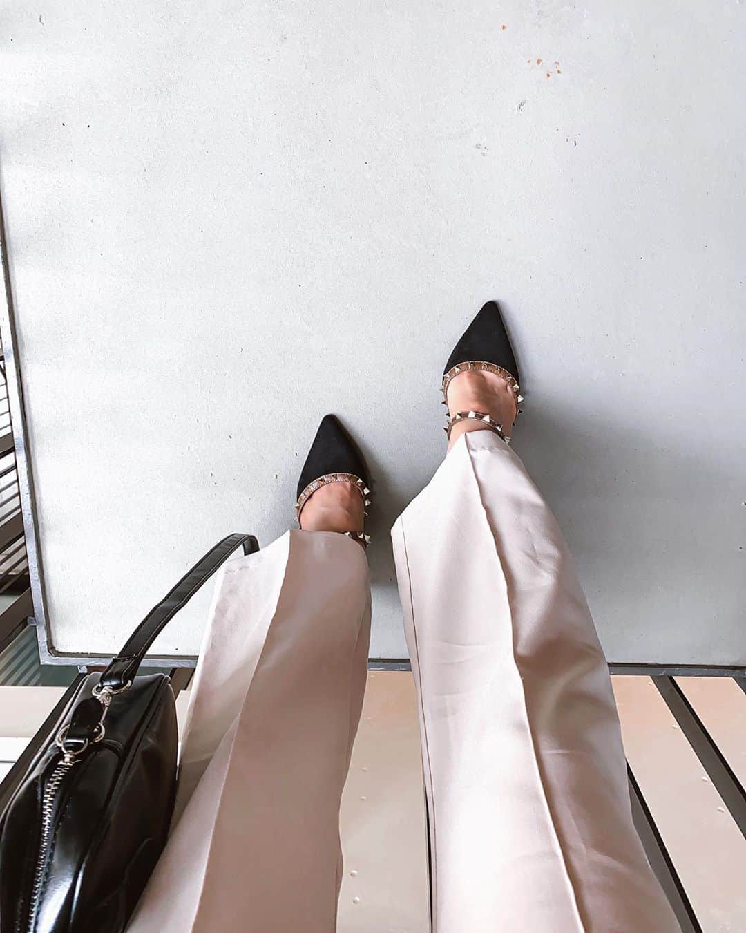 のインスタグラム：「Swipeしてね🧡﻿ ﻿ いつもスニーカーが多いけど﻿ たまにはこういうコーデも﻿ 気が引き締まって好き🤭♡﻿ ﻿ ヒール苦手だけどこのヒールは﻿ 歩きやすくてスタイルも良く見える❕﻿ ﻿ @resexxy_official  ﻿ .﻿ #ootd#coordinate#fashiongram#コーデ#156cm  #綺麗目コーデ#ヒール#コーデ紹介#低身長コーデ  #スタッズクロスピンヒールサンダル﻿#美シューズ」