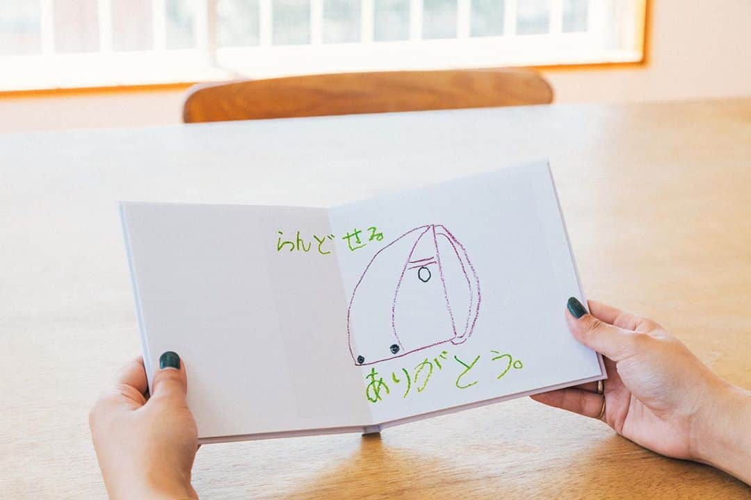 WALL DECOR (ウォールデコ）さんのインスタグラム写真 - (WALL DECOR (ウォールデコ）Instagram)「愛くるしいお子さんのイラストを日常的に使うアイテムにして「敬老の日」にプレゼントしませんか。『PHOTO GOODS』は、マグカップやクッション、スマホケースなど毎日使う小物に写真やイラストをプリントしてオリジナルグッズを作ることができます。﻿ ﻿  ﻿ ﻿  ﻿ ﻿ 記事はプロフィールURLからどうぞ▶ @fujifilmjp_walldecor  ﻿  ﻿ ﻿ #写真とちょっといい暮らし #fujifilm #富士フイルム #walldecor #シャコラ #チェキ #写ルンです #インテリア #photography #art #decor #interior #interiorstyling #homestyling #インテリア雑貨 #おうち時間 #写真 #写真を飾る #写真好きな人と繋がりたい #ギフト #敬老の日 #プレゼント #マグカップ #トートバック ＃Tシャツ #フォトT #フォトブック #スマホケース #オリジナルアイテム #オリジナルグッズ #イラスト﻿」8月24日 18時33分 - fujifilmjp_walldecor