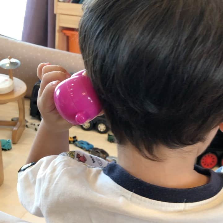 平山智加のインスタグラム：「お兄ちゃんは電話のまねが大好きでいつも誰かと取引してるみたいに話してます🤣 今回は鬼さんらしい👹  妹ちゃんはいつもお兄ちゃんの真似をします✨  風船をボールと言って 追いかけてます🤣」