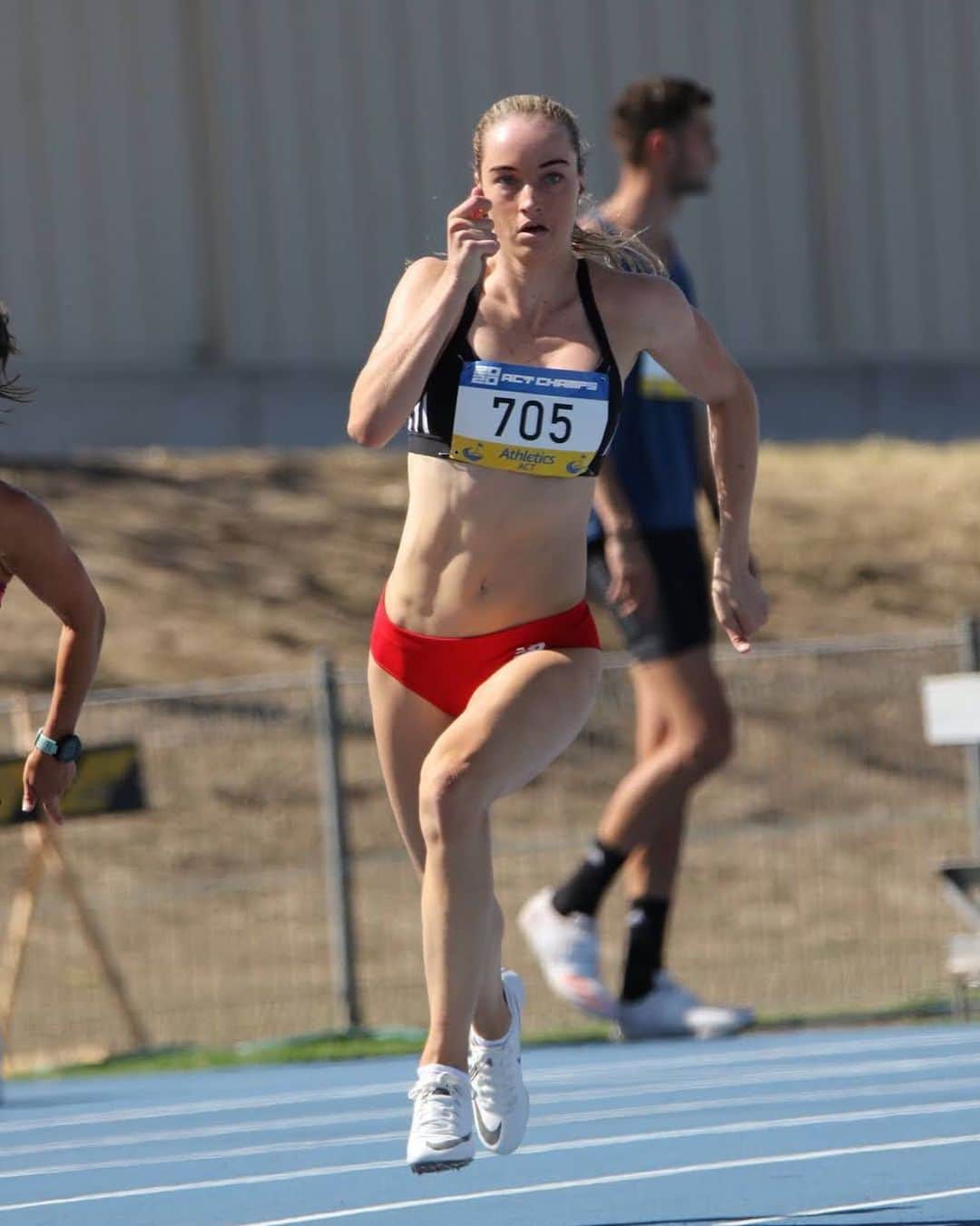 Ellie BEERのインスタグラム：「running into deload week w. @viking_athletics_」