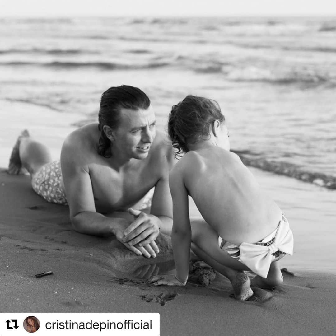 リッカルド・モントリーヴォさんのインスタグラム写真 - (リッカルド・モントリーヴォInstagram)「#Repost @cristinadepinofficial ・・・ Love at first sight 🤍♾🖤 @montolivo」8月24日 18時36分 - montolivo