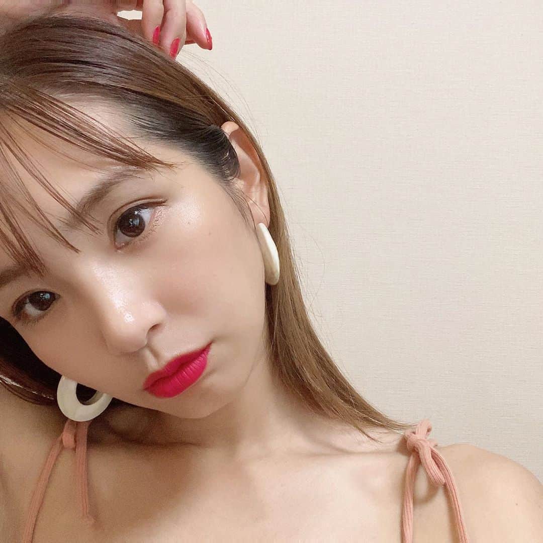 福長優のインスタグラム：「何もしないのに どこも行かないのに 濃い口紅塗るだけで気分がアガル💄  外行く時に塗る機会がなくなっちゃったよね😷とほほ。  #rip#makeup #リップ #メイク#おうち時間」