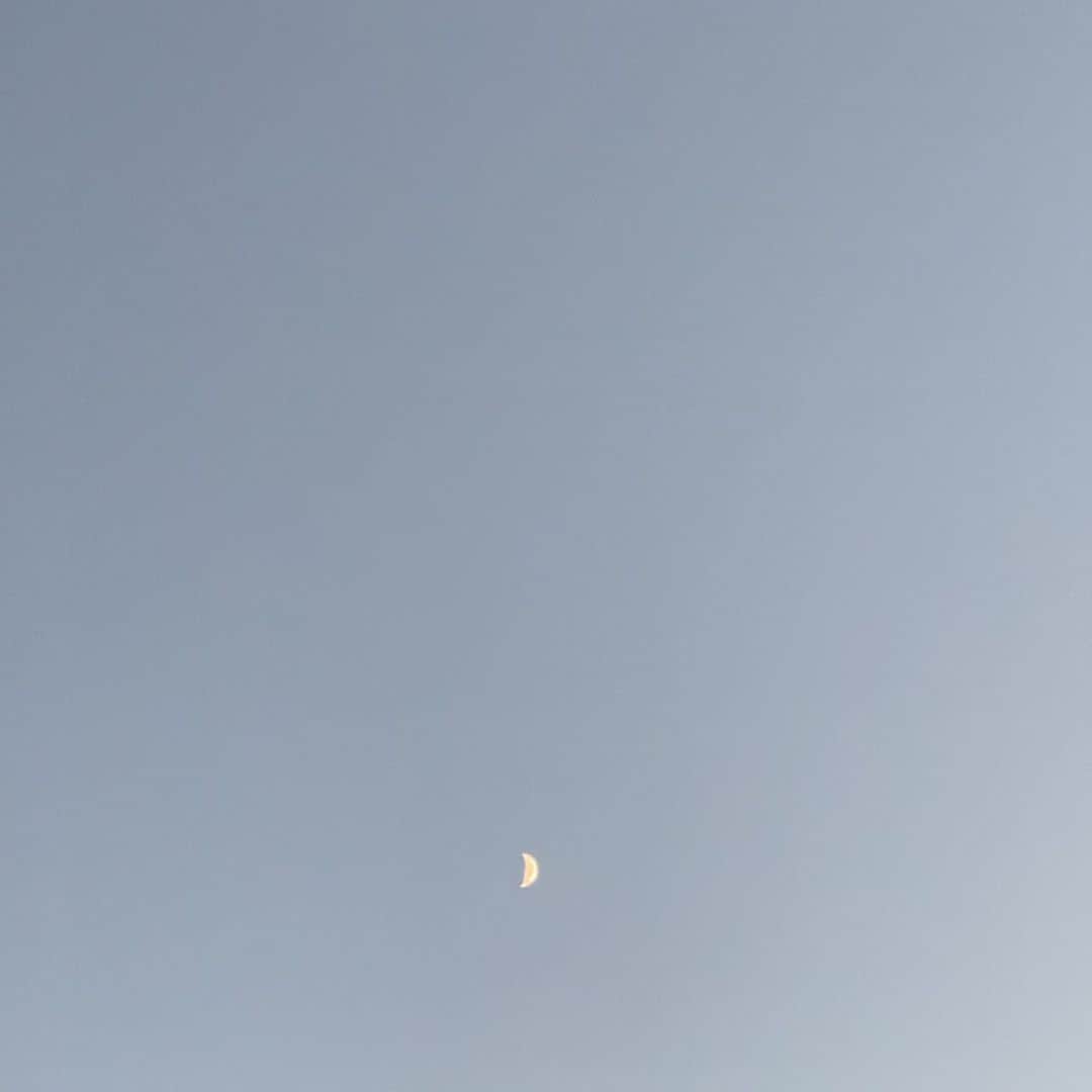 柳めぐみさんのインスタグラム写真 - (柳めぐみInstagram)「. . Pretty Crescent Moon🌙 . #お月様 #moon #三日月 #まだ三日月じゃない？ #月って可愛い #月好き」8月24日 18時47分 - yanameguchan