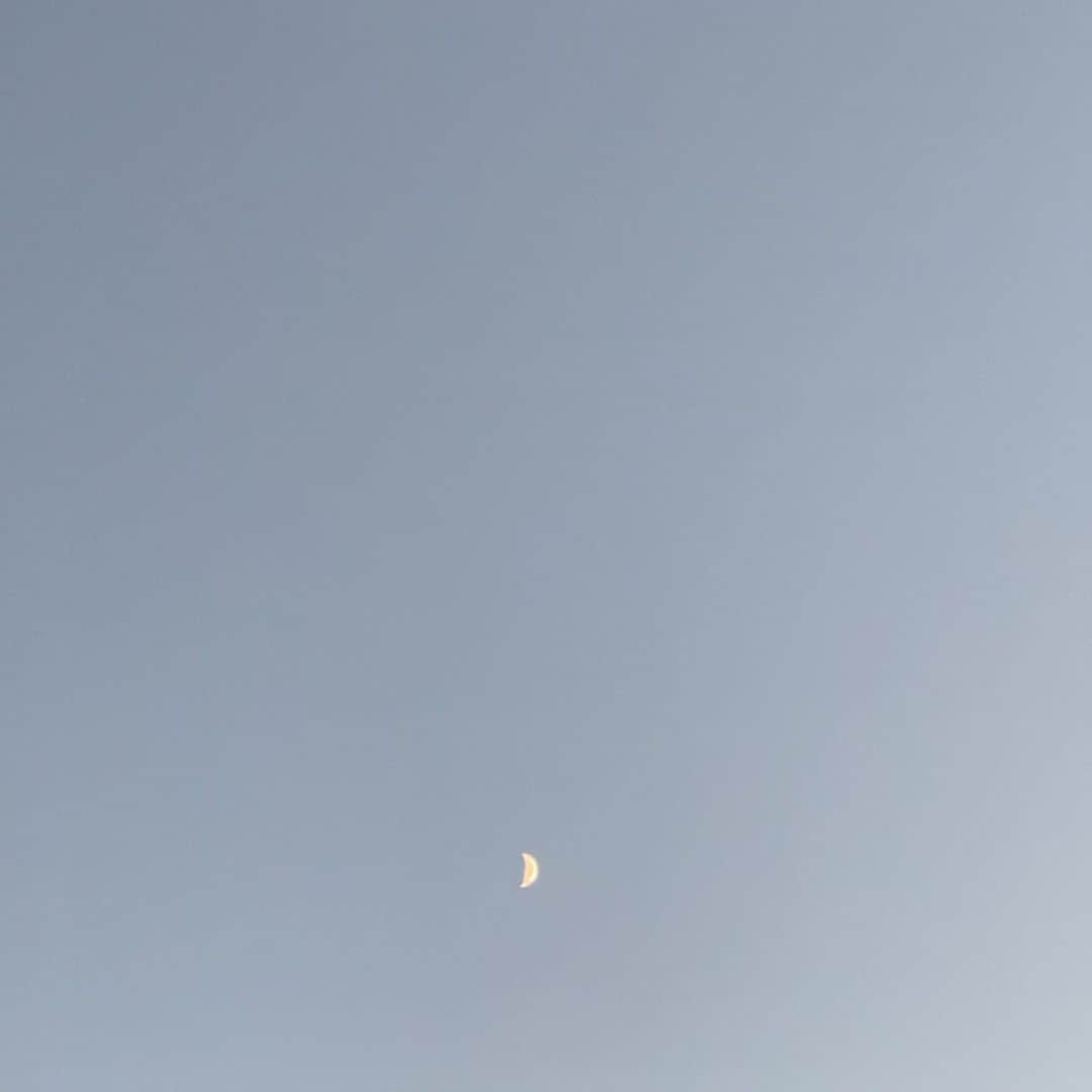 柳めぐみのインスタグラム：「. . Pretty Crescent Moon🌙 . #お月様 #moon #三日月 #まだ三日月じゃない？ #月って可愛い #月好き」