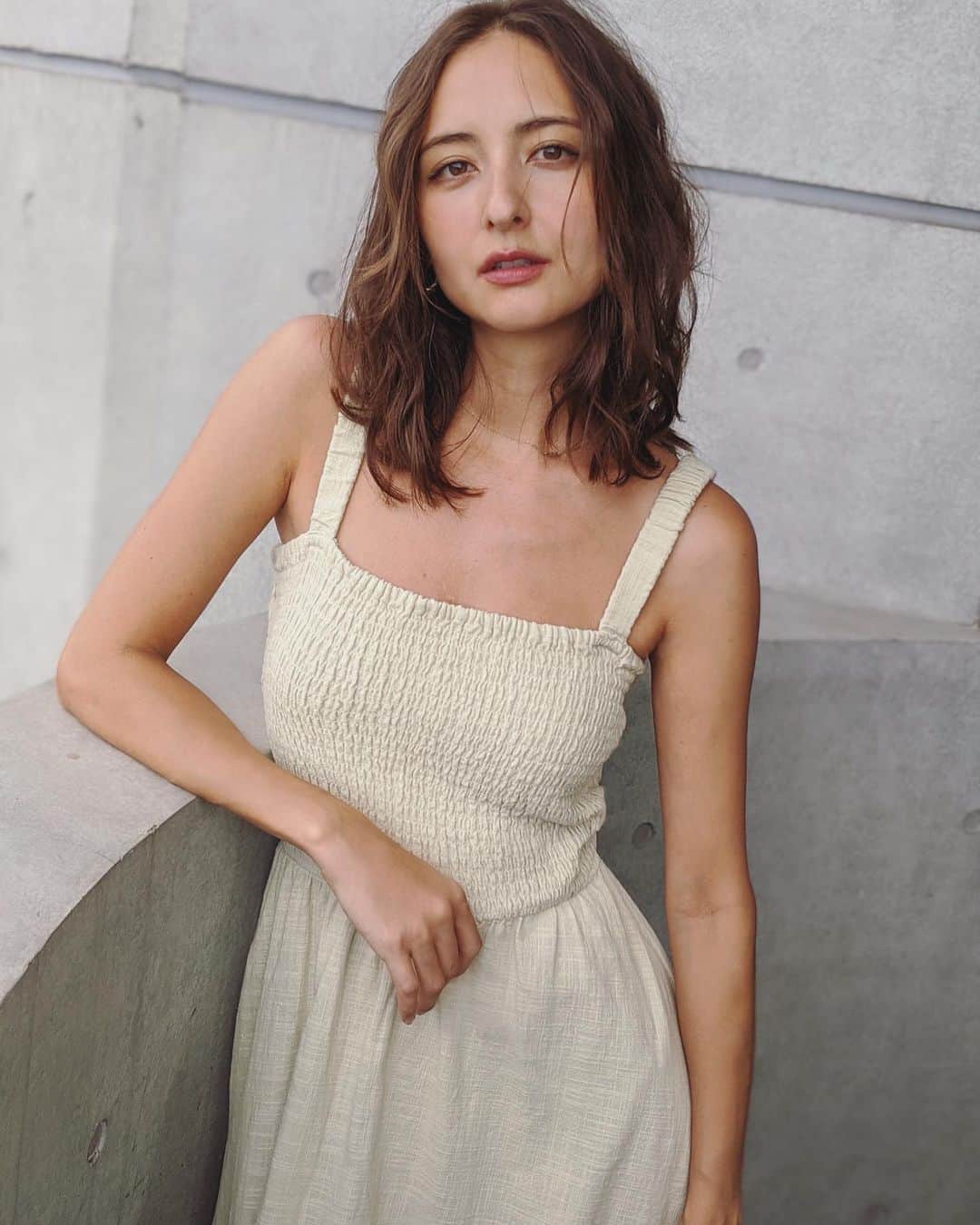 のインスタグラム：「End of Summer Hair Cut.  伸びっぱなしにしていたワンレンボブから秋はレイヤーで動きをだして、すかずにボリュームのあるふわっとした70’sなシルエット。 オイルのへッドスパが気持ち良すぎました💆🏼‍♀️ Thank you! @takashionozaka @nesthair.tokyo ✂︎」