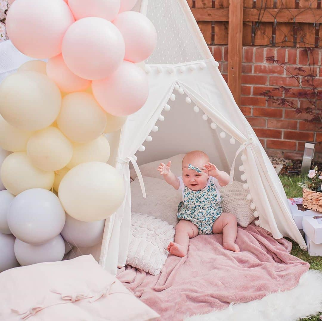 ヴィッキー・パティソンさんのインスタグラム写真 - (ヴィッキー・パティソンInstagram)「Tipee timeeee.... 😍  Baby Mavie absolutely loved her mammy’s birthday party... Especially her time in this gorgeous little wig wam!! Honestly, I just want to eat her man!!! She is so lush 😂😍  Swipe along to see @wigwamz_and_jimjamz AMAZING set up... Absolutely adorable 💕」8月24日 18時41分 - vickypattison