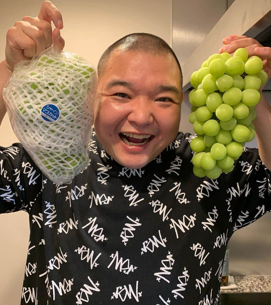 のインスタグラム：「知人から僕の顔より大きい  シャインマスカットを頂きました🙌🙌🙌  甘みと酸味のバランスが完璧👼  一房すぐ食べれちゃう😆  #シャインマスカット #頂き物 #ありがたい #内山信二」