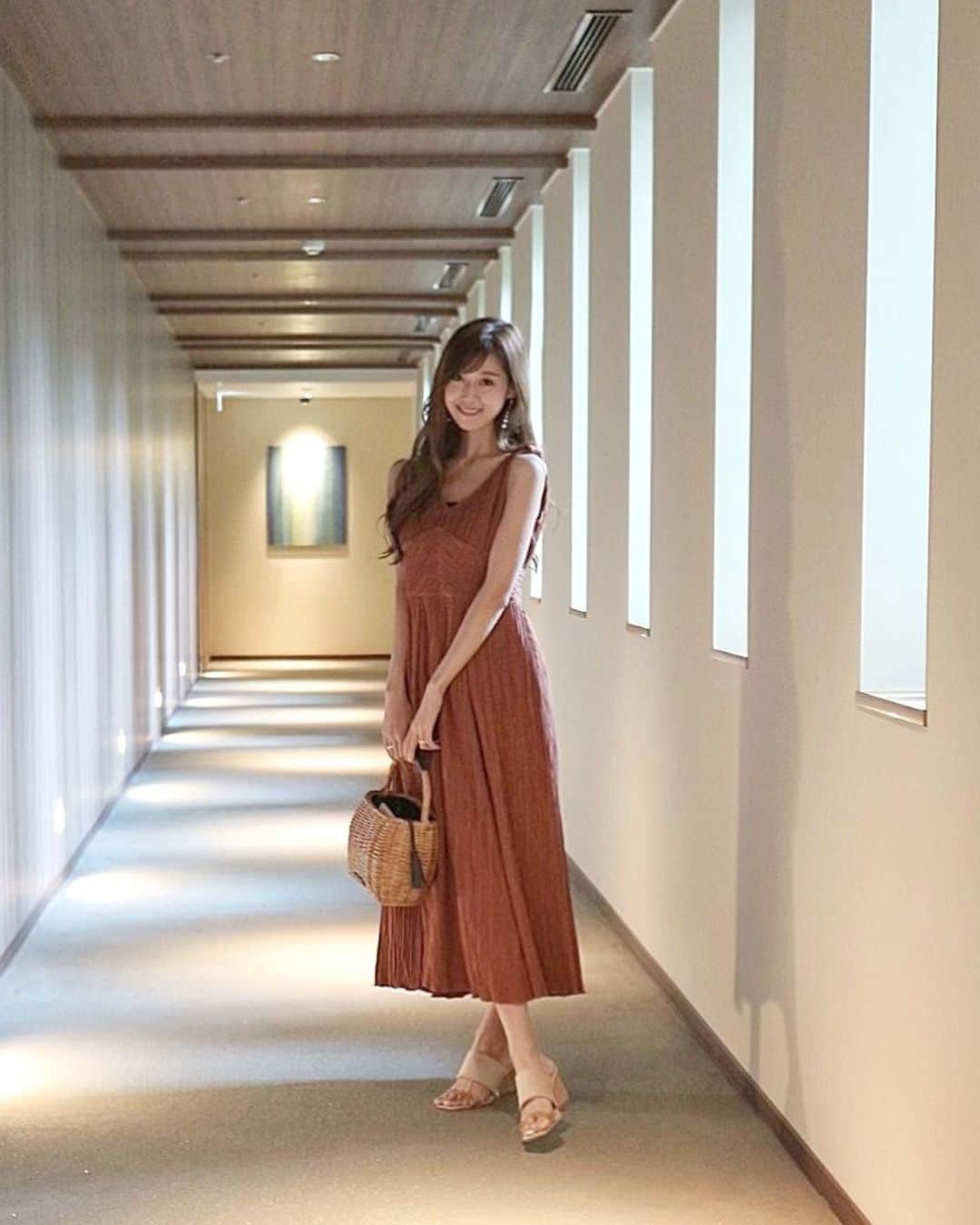のインスタグラム：「. 先週末は箱根に行ってきました😊 宿泊先が素敵だったのでまたゆっくりアップします💕 . 旅コーデは @_estella.k_ のプリーツワンピース✨ 移動で長時間座っていてもシワにならないし、楽チンなのにシルエットが綺麗で優秀〜😍 . . . #EstellaK #エステラケー #coordinate #fashion #instafashion  #ootd  #onepiece #コーディネート #サンダル #ワンピース #旅コーデ #箱根 #箱根旅行 #小旅行 #trip」