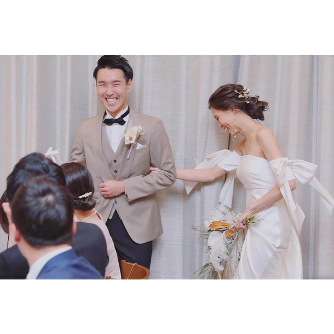 ウェディングソムリエ編集部のインスタグラム：「* 素敵なウェディングを叶えた花嫁さんのリアルレポートをお届けする「ウェディングレシピ」﻿ ﻿ ﻿ 今回は、マヤさんが都会の真ん中で叶えた、愛と感謝のリゾート風アーバンウェディングレポートしています。笑いあり涙ありのハートフルな式です。  ウェディングソムリエのWEBからぜひご覧ください！﻿ ﻿ ﻿ マヤさんのウェディングレシピ✍️﻿ ﻿ 場所：TOKYO  会場：表参道TERRACE 衣装：１着目／サッチン&バビ(ミラーミラー)、２着目／セイア（ミラーミラー） エンゲージリング：カルティエ マリッジリング：クラフィ ハネムーンの行き先：ギリシャ インスタグラム：@z_p__wd     プレ花嫁さんへのアドバス  「こだわりが強すぎて、本当に満足のいく式ができるか不安でしたが、当日はこれまでの人生の中で一番最高の日となりました！　ゲストへの感謝の気持ちを大切に、自分たちの大好きなものを詰め込んで最高の結婚式にしてくださいね」  *:.,.:*:.,.:*:.,.:*:.,.:*:.,.:*:.,.:*:.,.:*:.,.:*:.,.:*:.,.:*:.,.:* .﻿ ﻿ サイトは[ウェディングソムリエ ]で検索﻿ 🔎http://www.jadorewedding.com﻿ プロフィール欄の🔗Linkからもとべます。 ﻿ ﻿ ウェディングソムリエは、﻿ 人生でその時しかできない﻿ 特別な体験を提供するメディアです♡﻿ ﻿ *:.,.:*:.,.:*:.,.:*:.,.:*:.,.:*:.,.:*:.,.:*:.,.:*:.,.:*:.,.:*:.,.:*:.,.﻿ ﻿ #卒花 #ウェディングソムリエ #花嫁 #プレ花嫁 #ウェディングアイデアIY  #全国のプレ花嫁と繋がりたい #ウェディングソムリエアンバサダー #結婚式 #ウェディングドレス #ウェディングフォト #前撮り #後撮り #ウェディングレポ #ウェディングレシピ #表参道テラス #ミラーミラー ＃mirrormirror #サッチンアンドバビ #セイア」