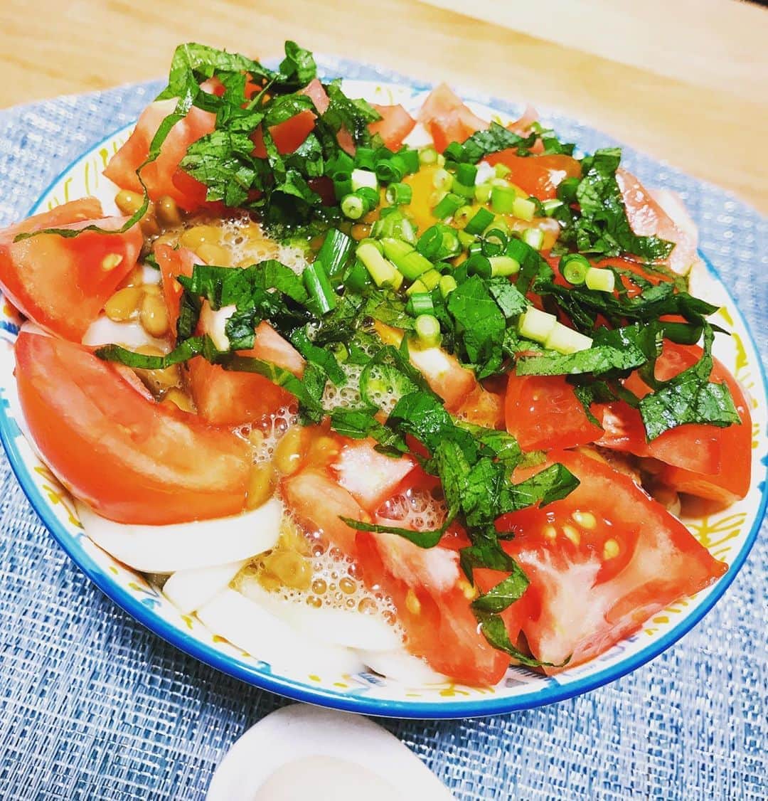 諏訪彩花のインスタグラム：「夏ごはん✨✨トマトと大葉のネバネバ納豆うどん🍅ちくわ✖️きゅうりのちくきゅう🥒」