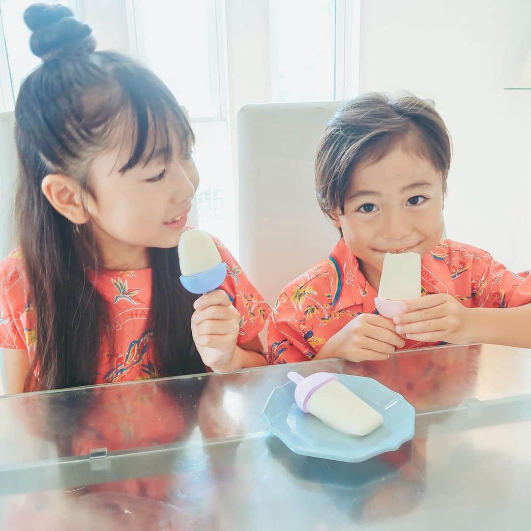 かなのインスタグラム：「． 汗だくでアイスタイム〜🍭🌈 カロリーメイト リキッドを凍らせた手作りアイスだよ🧸💓 ． 暑い夏は毎日アイスを食べる子供たちも喜ぶし、 ５大栄養素がバランスよく入っているから育ちざかりの栄養補給にもなるからママにとってもありがたい🥺🙏🏻 フルーツミックス味やヨーグルト味が冷たいアイスにぴったりで美味しいよ😍🍊 子供たちは自分で簡単に作れるところも気に入ってるみたい😌💕 上手に栄養をとって元気に夏を乗り越えたいね🌈✨ ． ． #カロリーメイト#アイスキャンディー#アイス#手作り#バランス栄養食#夏休み#大塚製薬#PR」