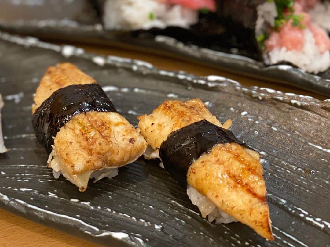 前川由希子さんのインスタグラム写真 - (前川由希子Instagram)「昔から好きなココの焼き穴子😘  小さい頃から、 お寿司と言えばひょうたん寿司🍣だったなぁ。 お魚が苦手だった頃も、 なんでも大好き！になった今も、 ココの焼き穴子が好き💕  しっかり香ばしくて、 甘すぎないサラッとしたツメの味で、 いくらでも食べられる✨  トロの手巻きも 赤むつの炙りも 美味しかったなぁ💕  #お寿司 #寿司 #鮨  #穴子 #焼き穴子  #ひょうたん寿司  #昔から変わらない味  #福岡グルメ  #福岡寿司  #寿司好きな人と繋がりたい」8月24日 18時56分 - maekawa.yukiko