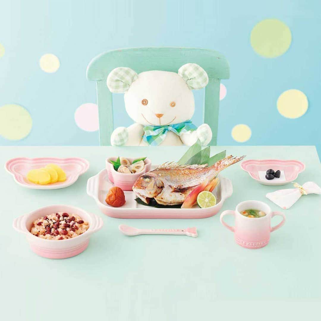 Le Creuset Japon　ル・クルーゼ ジャポンさんのインスタグラム写真 - (Le Creuset Japon　ル・クルーゼ ジャポンInstagram)「Le Creuset Babyのベビー・テーブルウェア・セットは、「お食い初め」のお祝いにぴったりのセット。一汁三菜のお祝い膳をベビーコレクションに盛り付けて、晴れの席を彩ってみてはいかがですか。  #ルクルーゼ #lecreuset #ルクルーゼのある食卓 #ルクルーゼのある暮らし #テーブルウェア #食器 #ルクルーゼベビー #ベビーコレクション #テーブルウェアセット #ベビー食器 #ギフト #お食い初め #お祝い」8月24日 18時49分 - lecreusetjapon