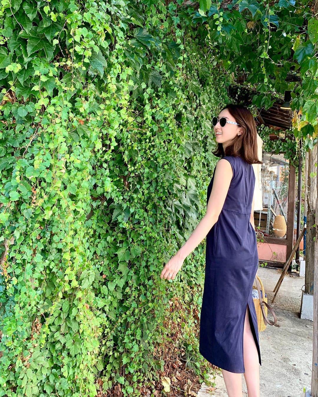 松原汐織のインスタグラム：「#throwback  久しぶりにお友達に会えて嬉しかった日の一枚🍃 前は浅めのVカットで正統派なのに、後ろにスリットがあることによりコンサバ過ぎないワンピース。 今季の @the_newhouse です🌻 ・ 夏も後半戦に差し掛かり、ファッションもマンネリしがち。 私は手持ちのカゴバッグに、母から譲り受けたスカーフをその日の気分で選んで組み合わせるのにハマっています❣️(3枚目📸) アイテム数を増やさなくたって、気持ち新たになれるスカーフ。小物遊び、楽しんでいます🙋🏻‍♀️ ・ 引き続きコロナ＆熱中症予防、気をつけて頑張りましょうね。 ご自愛くださいませ😌💗 ・ #Coordinate #OOTD Dress / @the_newhouse #thenewhouse  Glasses / @maisonvalentino #valentino  Bag / @adametrope #adametrope  Scarf / @chanelofficial #chanel (写真を撮る時だけマスクを外しています)」