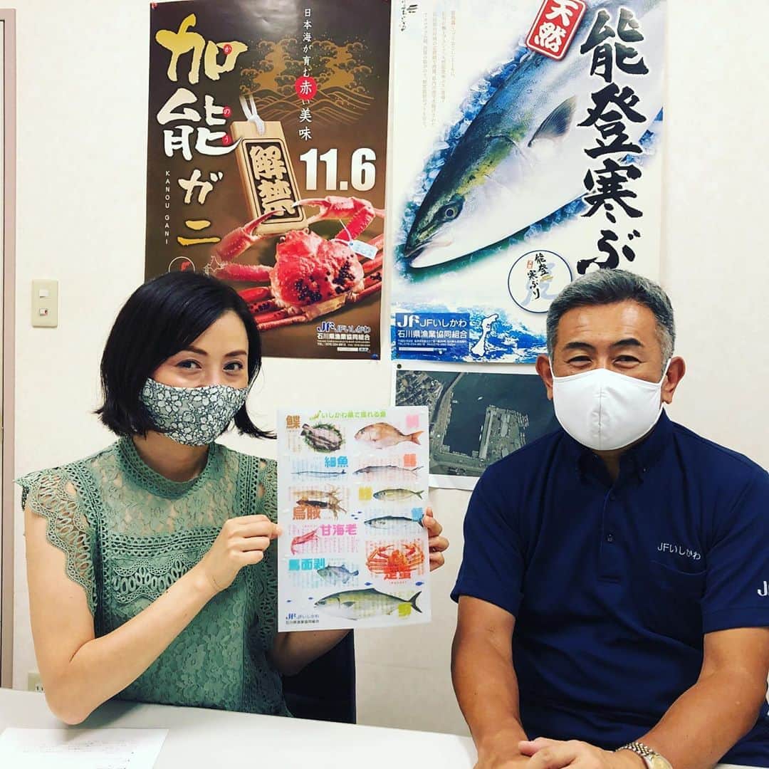 南早苗のインスタグラム：「今日は金沢甘エビまつりの打ち合わせで、かなざわ総合市場へ。 ちょうどスルメイカの競りが行われていたので、見せていただきました。  競り人の威勢の良い声は独特ですね〜！ どうやって発声しているんだろう？ とても気になりましたw そして、何やら指で値段を表示していたのですが、あまりにもテンポ良く競りが進んでいくので、なーんにもわからなかったww あー楽しかった😌  かなざわ総合市場では、見学ツアーを開催していますよ！ 詳しくは、「JFいしかわ」のHPをご覧になってください。 活気あるあの場にいるだけで、元気をもらえますよー！  そうそう、金沢甘エビまつりの詳細はまた改めてお知らせしますねー🦐  #JFいしかわ　#石川県漁協　#かなざわ総合市場　#甘エビ　#金沢甘エビ　#金沢甘エビまつり　#スルメイカ　#豊漁　#海の幸　#石川県　#金沢市　 #ところで私がつけている　#朝川呉服店　#のマスクはおススメ　#お気に入り」
