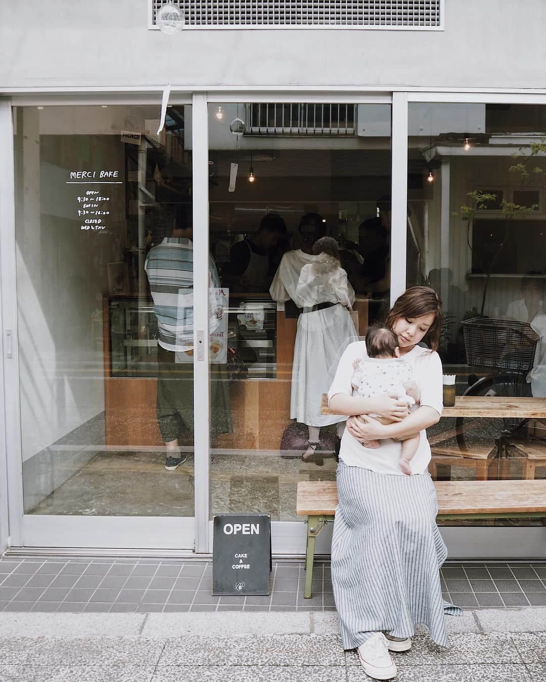 C A F E L O V E Rさんのインスタグラム写真 - (C A F E L O V E RInstagram)「MERCI BAKE//松陰神社前 こじんまりとした可愛らしい焼き菓子屋さん 人気店なので、お目当のケーキがある場合は 開店直後に訪れるのがおすすめ ㅤ @mercibake #MERCIBAKE #メルシーベイク ㅤ ※営業状況やメニューなど詳細は、 各アカウントでご確認ください それぞれができる形で大好きなカフェを応援しよう！ #コロナフードアクション」8月24日 18時56分 - _cafelover_