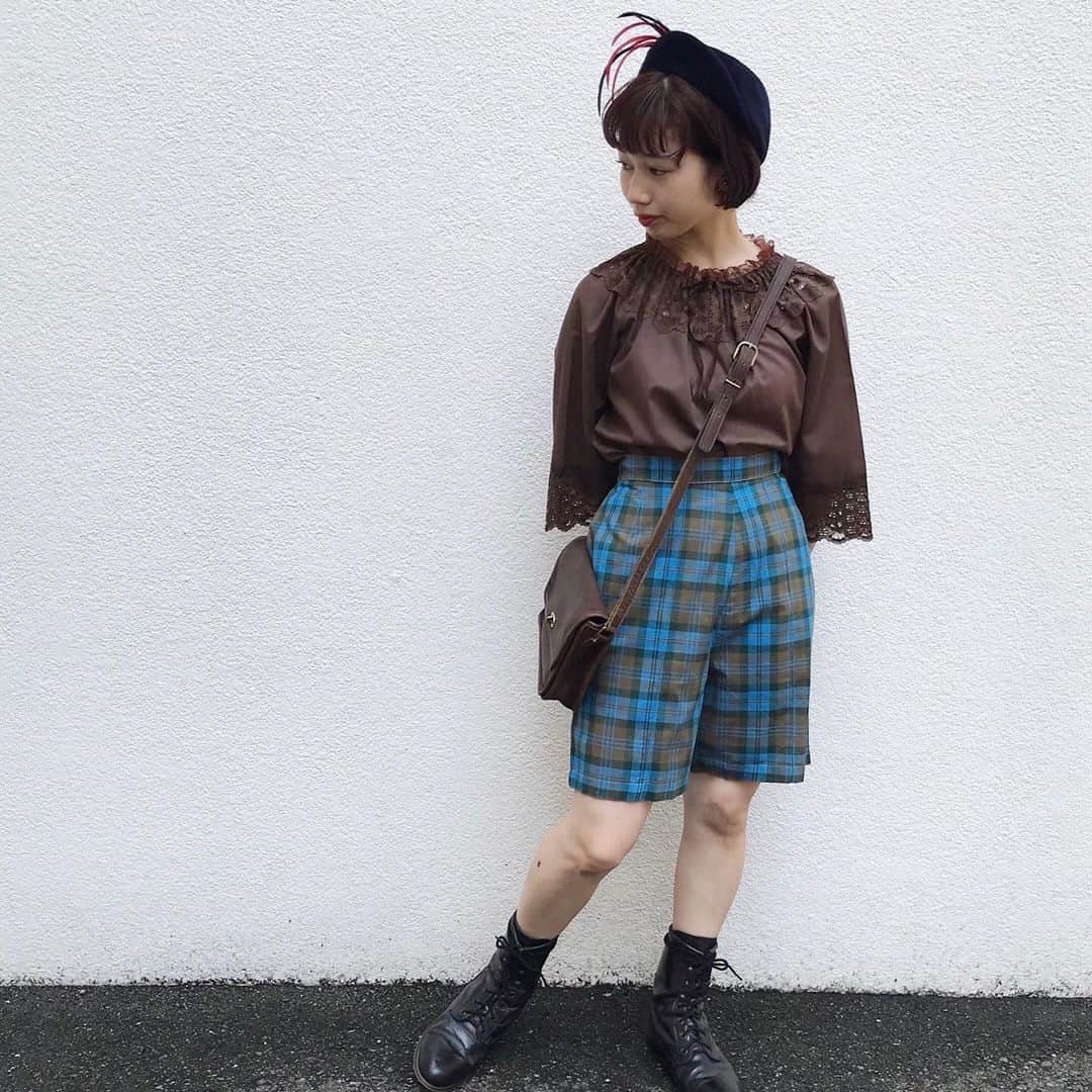 NUTTY Vintage&Collectibleのインスタグラム：「💐NEW ARRIVAL💐  ☑︎70's brown frill blouse  ☑︎60's vintage Plaid pattern pants  まだまだ暑い日が続きますが 秋服にときめく今日この頃❤︎  秋カラーのさらりとしたブラウスをチョイスして、暑さにも負けないAutumn colour coordinate🍂ㅤㅤㅤㅤㅤㅤㅤㅤㅤㅤㅤㅤㅤ ぜひ、オンラインストアにてご覧くださいませ。 ㅤㅤㅤㅤㅤㅤㅤㅤㅤㅤㅤㅤㅤ ------------------------------------ 🛍NUTTY通販について🛍 ------------------------------------- ＜ONLINE STORE＞ VINTAGE▶︎http://nutty.theshop.jp/ USED SELECT▶︎https://nuttyselect.official.ec/ （プロフィールページURLよりjump🕊） ㅤㅤㅤㅤㅤㅤㅤㅤㅤㅤㅤㅤㅤ ＜VIDEO CHAT SHOPPING＞ テレビ電話をお繋ぎして、リアルタイムでご案内いたします。詳細は過去の投稿をご覧ください。」