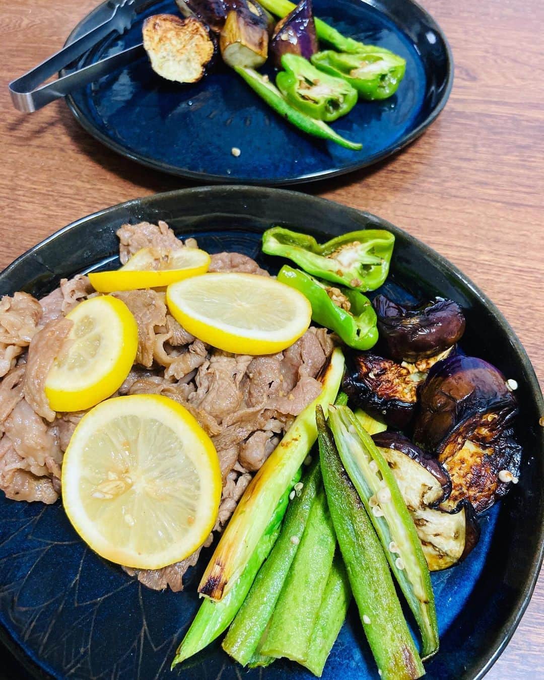 久保ミツロウのインスタグラム：「佐世保名物レモンステーキ(風の肉炒め)🍋🥩 佐世保の母から夏野菜やら肉やらシャインマスカットなど送ってもらい、レモンステーキソースで肉と野菜を焼いて早速優勝〜！ 今日は朝から食欲無くてプロテイン飲んだだけで長時間電話打ち合わせしてたけど、途中気絶しそうにお腹が空いて死ぬかと思った…。」
