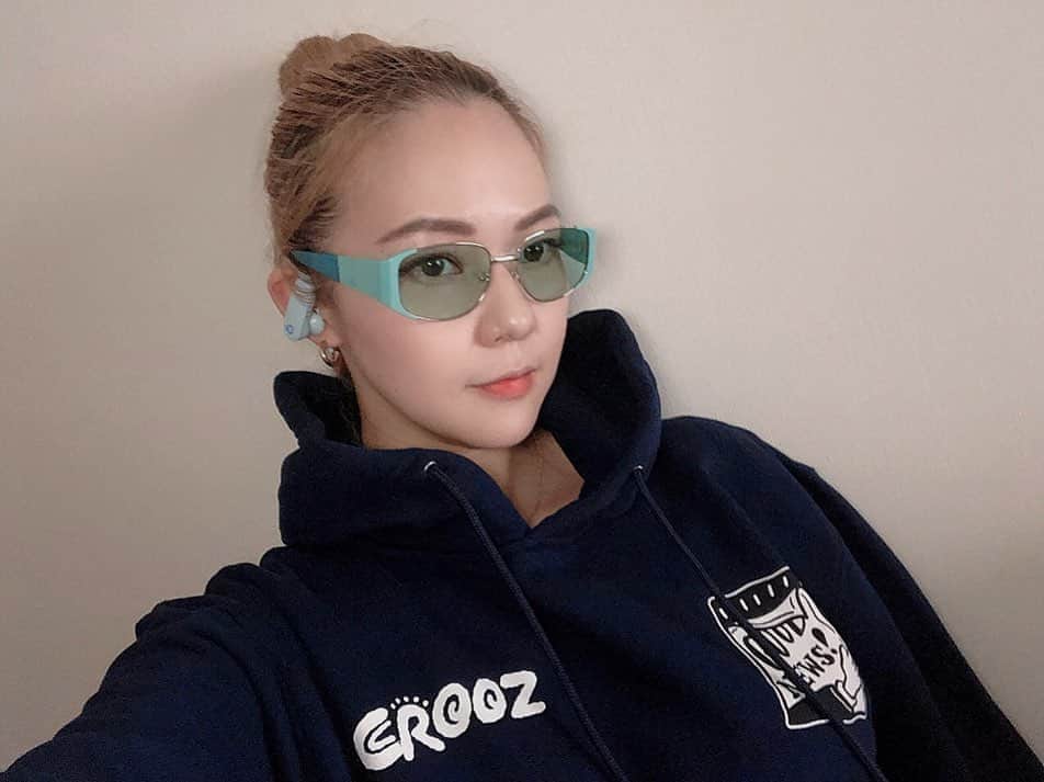 chocomooのインスタグラム：「@crooz.id × Chocomoo collaboration hoodie🇮🇩⚡️ @sixtypercent_official にて期間限定予約販売中⚡️ (🎵by. @beatsbydre 🕶by. @bonnieclyde )  #crooz #Chocomoo #60mag #beatspro #bonnieclyde」