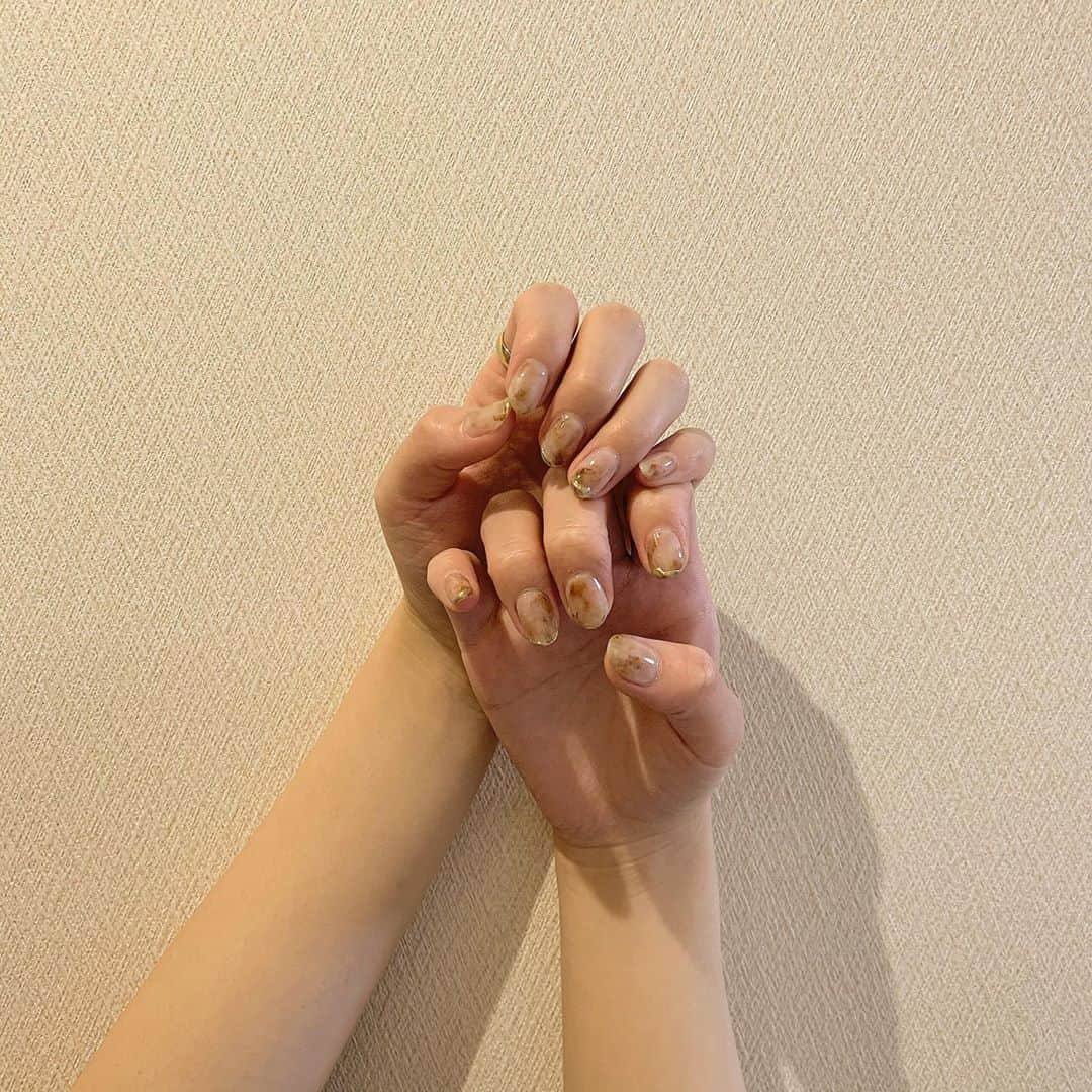 前田亜美のインスタグラム：「. . かわいすぎるnailした𓂃 𓈒𓏸◌‬. . . @hinako__osawa  さんにお願いしてるよ🌱. センスの塊だからいつも大体のデザインとか好みの色とか伝えてお任せしてるᐠ ♡ ᐟ. . . 対策もちゃんとしてるし、場所も中目黒で部屋もオシャレで落ち着くの。みんなも是非‪ 𓈒𓏸. . .  いやあ〜このネイル気に入りすぎて‪ずっとこれがいい🌷.*笑. . . #nail #ジェルネイル #シンプルネイル #ニュアンスネイル #ネイル  #秋ネイル」